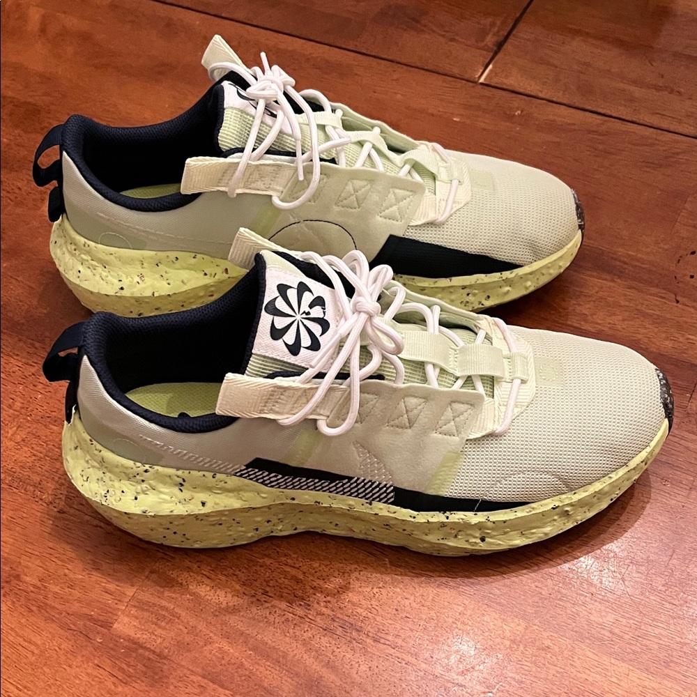 Nike Athletic Shoes in Light Green and Black